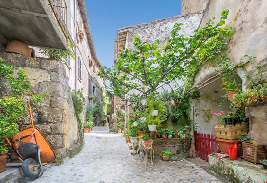 Calcata Calcata Stefano_Valeri / Shutterstock.com 