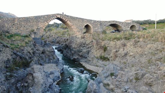 Ponte dei Saraceni Il ponte 'interrotto' Seavx - Shutterstock.com 