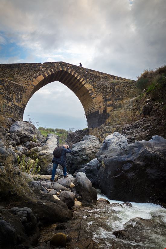 Ponte dei Saraceni Il ponte 'interrotto' Alfio Finocchiaro - Shutterstock.com 