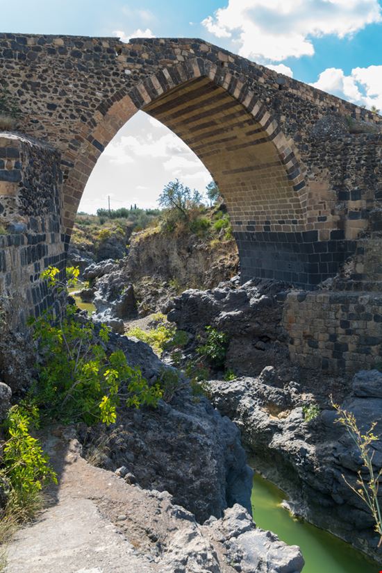 Ponte dei Saraceni Il ponte 'interrotto' Chrispo - Shutterstock.com 