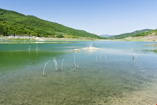 Lago di Acerenza Scatti del laghetto Alessandro de Leo - Shutterstock.com 