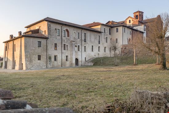 Abbazia di Morimondo Panoramica hal pand - Shutterstock.com 