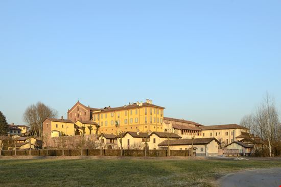 Abbazia di Morimondo Panoramica hal pand - Shutterstock.com 