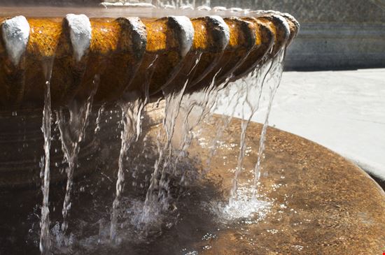 La Bollente Dettagli della fontana Rigamondis - Shutterstock.com 