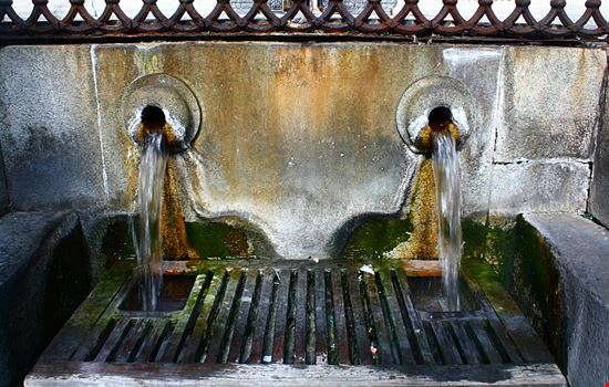 La Bollente Dettagli della fontana gabryfusetto - Shutterstock.com 