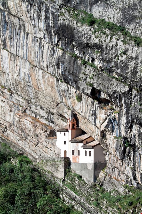 Eremo di San Colombano Eremo di San Colombano Migel - Shutterstock.com 