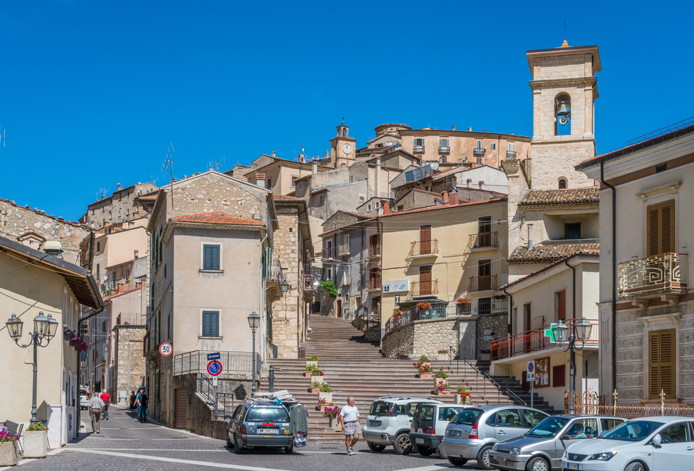 In Abruzzo per scoprire il borgo-terrazza sul lago dall'atmosfera genuina e rilassante