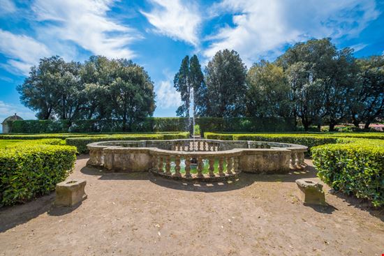 castello castello ValerioMei / Shutterstock.com 