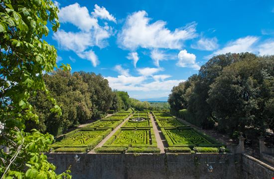 castello castello ValerioMei / Shutterstock.com 