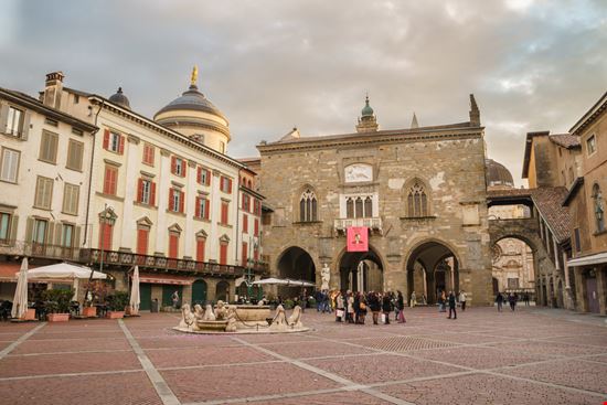 Bergamo Piazza Vecchia andreyandreevphotography / Shutterstock.com 