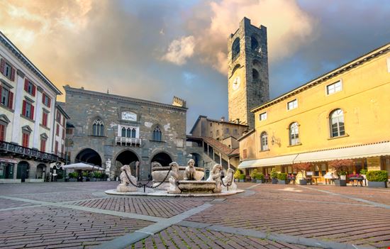 Bergamo Piazza Vecchia Valery Bareta / Shutterstock.com 