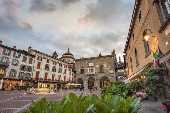 Bergamo Piazza Vecchia Valery Bareta / Shutterstock.com 