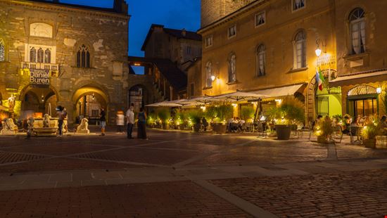 Bergamo Piazza Vecchia MC MEDIASTUDIO / Shutterstock.com 
