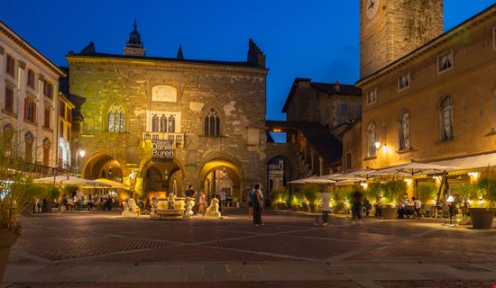 Bergamo Piazza Vecchia MC MEDIASTUDIO / Shutterstock.com 