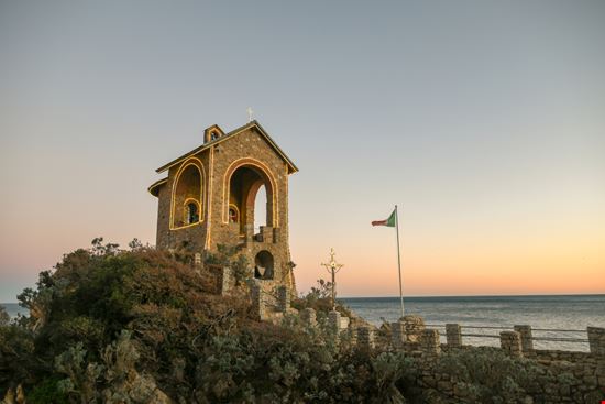Alassio Strada sul mare Simona Sirio / Shutterstock.com 