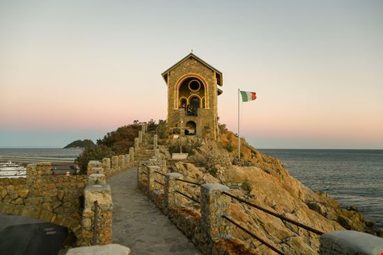 Alassio Strada sul mare Simona Sirio / Shutterstock.com 