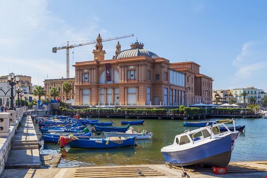 Teatro Petruzzelli Teatro Petruzzelli Ungvari Attila / Shutterstock.com 