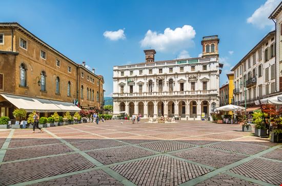 Piazza Vecchia Piazza Vecchia Olgysha / Shutterstock.com 