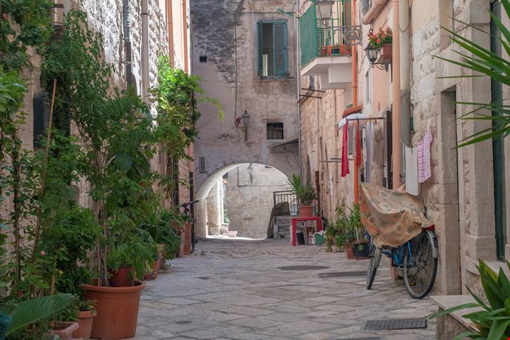 In Puglia c’è una cittadina sul mare che nasconde un’oasi dove è sempre estate, un luogo da scoprire tra realtà e immaginazione