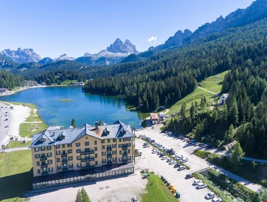 Lago di Misurina Il lago ai piedi delle Dolomiti stock.adobe.com 