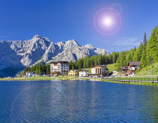 Lago di Misurina Il lago ai piedi delle Dolomiti stock.adobe.com 