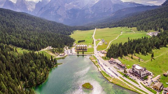 Lago di Misurina Il lago ai piedi delle Dolomiti stock.adobe.com 