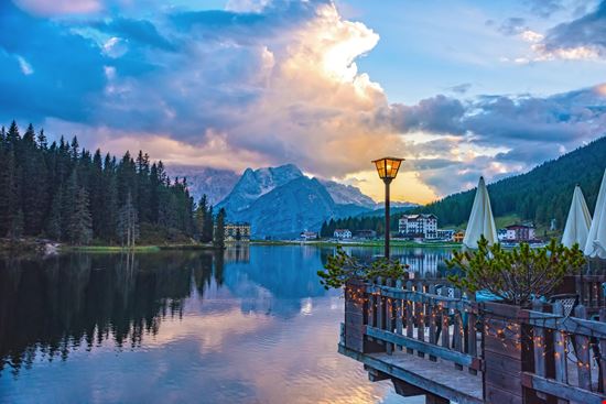 Lago di Misurina Il lago ai piedi delle Dolomiti stock.adobe.com 