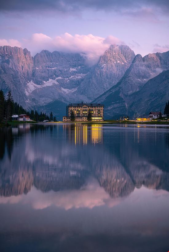 Lago di Misurina Il lago ai piedi delle Dolomiti stock.adobe.com 