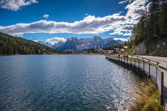 Lago di Misurina Il lago ai piedi delle Dolomiti stock.adobe.com 