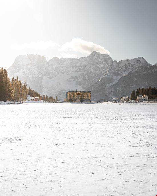 Lago di Misurina Il lago ai piedi delle Dolomiti stock.adobe.com 