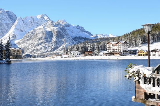 Lago di Misurina Il lago ai piedi delle Dolomiti stock.adobe.com 