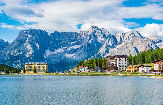 Lago di Misurina Il lago ai piedi delle Dolomiti stock.adobe.com 
