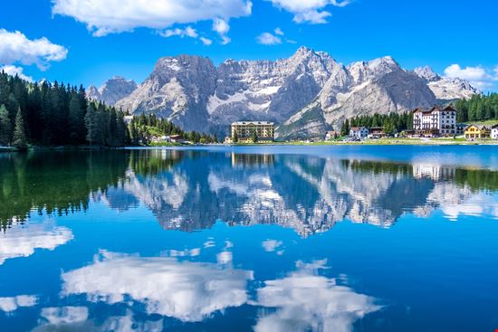 Lago di Misurina Il lago ai piedi delle Dolomiti stock.adobe.com 
