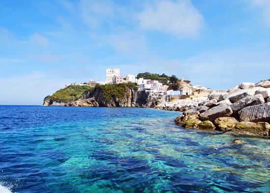 Isola di Ponza Isola di Ponza znatalias - Shutterstock.com 