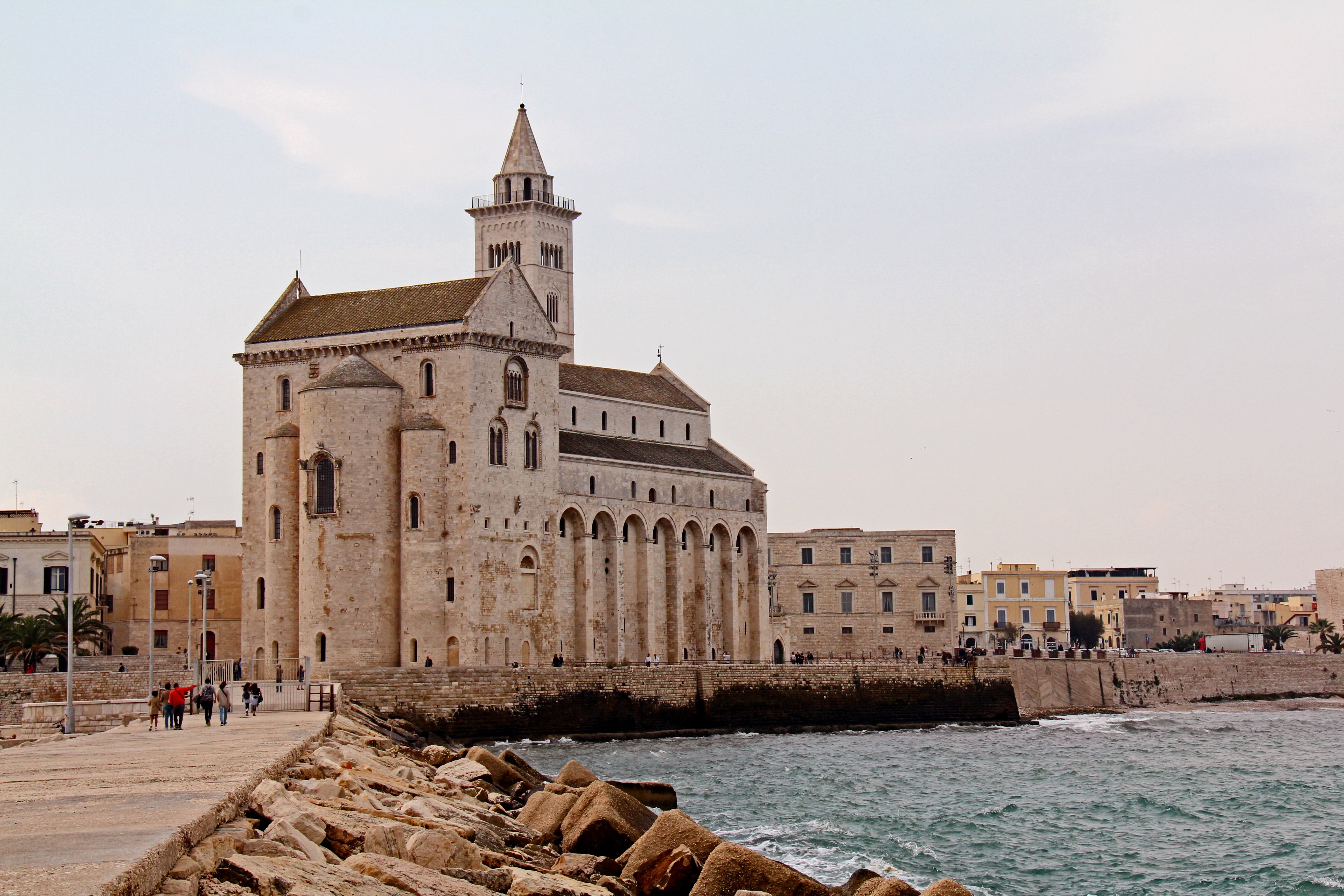 2 cripte, un ipogeo affrescato e una posizione strabiliante sul mare: la cattedrale della città è una delle più scenografiche d'Italia