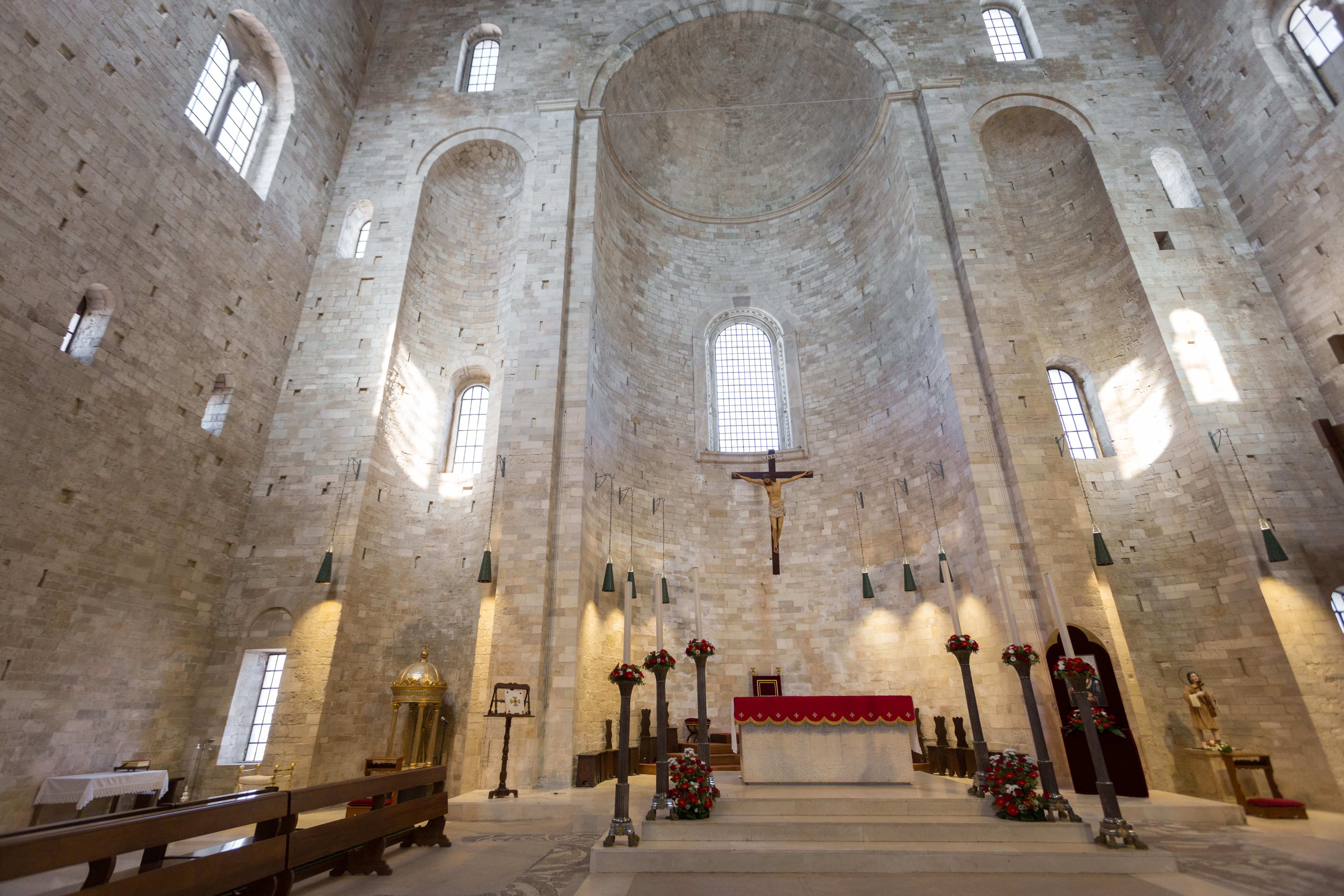 2 cripte, un ipogeo affrescato e una posizione strabiliante sul mare: la cattedrale della città è una delle più scenografiche d'Italia