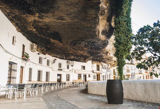Setenil de las Bodegas Il 'pueblo blanco' nella roccia stock.adobe.com 