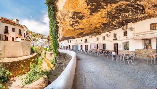 Setenil de las Bodegas Il 'pueblo blanco' nella roccia stock.adobe.com 