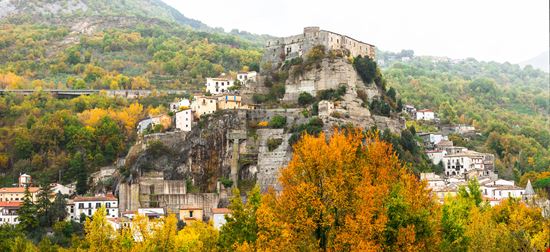 Cerro al Volturno Castello di Cerro al Volturno stock.adobe.com 