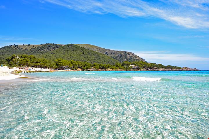 Sono vicinissime all'Italia e ci arrivi in un paio d'ore di volo: 5 spiagge del Mediterraneo da vedere almeno una volta