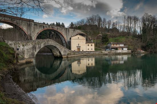 Lago di Pontecosi Lago di Pontecosi robertonencini - Shutterstock.com 