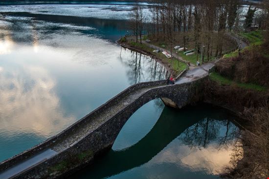 Lago di Pontecosi Lago di Pontecosi robertonencini - Shutterstock.com 