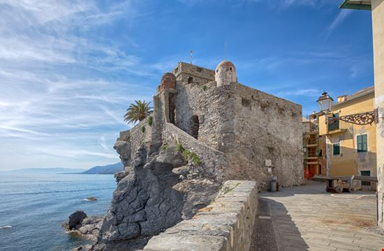 Castel Dragone Castel Dragone faber1893 / Shutterstock.com 
