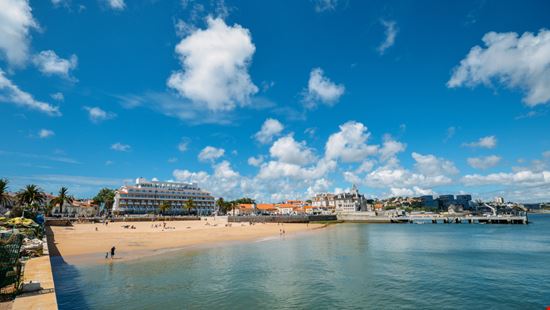 Praia da Ribeira Praia da Ribeira Alexandre Rotenberg / Shutterstock.com 