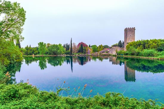 Oasi di Ninfa Oasi di Ninfa ValerioMei / Shutterstock.com 