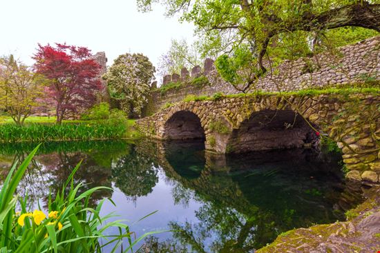 Oasi di Ninfa Oasi di Ninfa ValerioMei / Shutterstock.com 