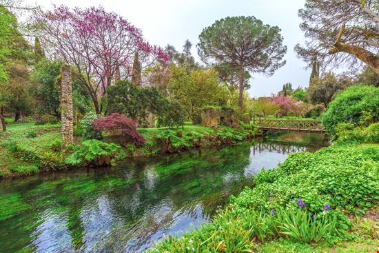 Oasi di Ninfa Oasi di Ninfa ValerioMei / Shutterstock.com 