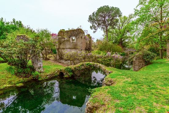 Oasi di Ninfa Oasi di Ninfa ValerioMei / Shutterstock.com 