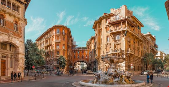 Roma Quartiere Coppedè Alessandro Romagnoli / Shutterstock.com 