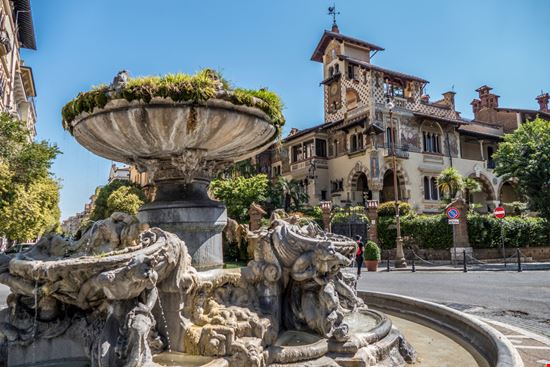 Roma Quartiere Coppedè AlePana / Shutterstock.com 